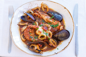 soup, dish, mussel, food, fish, seafood, clam, shrimp, dinner, eatery, sea, kitchen, meal, lunch, tomatoes, healthy, gastronomy, cooking, cuttlefish, receipe, bread, fish soup, alimentation, nourishme