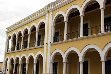 Fototapeta na wymiar Facades of the City of Campeche, colorful and picturesque, Campeche, México 30 december 2022