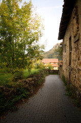 construcciones típicas de las viviendas en la montaña Cántabra, Mogrovejo, España.
