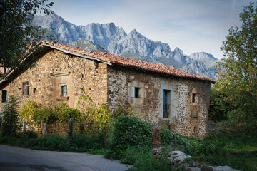 Fototapeta na wymiar construcciones típicas de las viviendas en la montaña Cántabra, Mogrovejo, España.