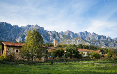 vista panorámica de la localidad de Mogrovejo, clasificados uno de los pueblos mas bonitos de España. Cantabria, España.