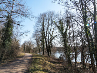 Istein - Leinpfad parallel zum altrhein zu erreichen Isteiner Schwellen Naherholungsgebiet mit ihren kleinen Sand- und Steinstränden, einer der  Nacktbadestrände im Dreiländereck