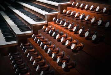 Keyboards and stop knobs of the console of the pipe organ 