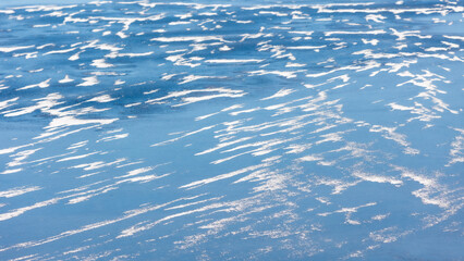 śnieg na lodzie jezioro