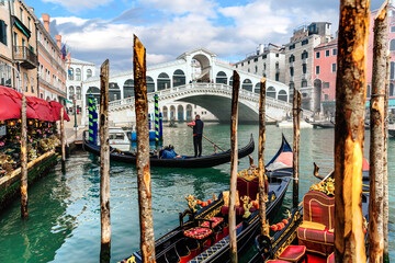 Fototapety  Amazing romantic Venice town, Rialto bridge over Grand Canal and gondolas. Italy travel and landmarks