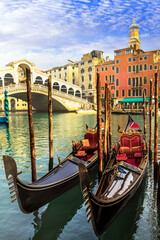 Geweldige romantische stad in Venetië, de Rialtobrug over het Canal Grande en gondels. Italië reizen en bezienswaardigheden