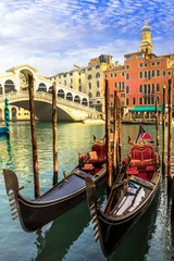 Poster Geweldige romantische stad in Venetië, de Rialtobrug over het Canal Grande en gondels. Italië reizen en bezienswaardigheden © Freesurf
