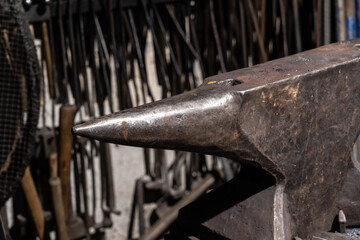 Werkzeuge in einer Kunstschmiede