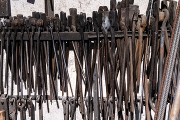 Werkzeuge in einer Kunstschmiede