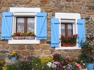 Fototapeta na wymiar House with blue shutters in Brittany