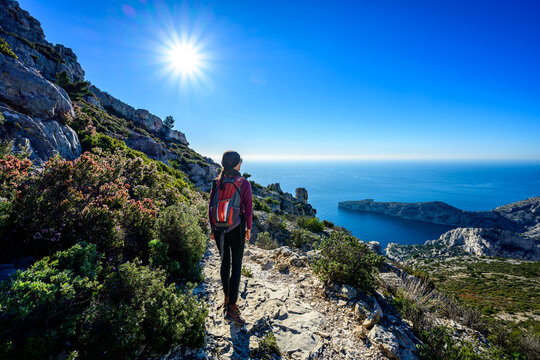 Silhouette de femme dans les calanques 