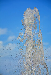 krople wody na tle nieba, fontanna © kateej