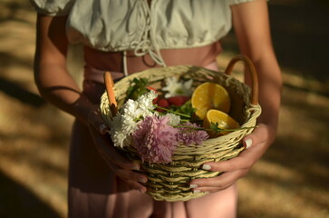 Mujer canasta de fruta