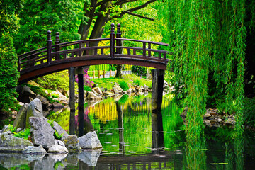 drewniany most nad wodą w ogrodzie, ogród japoński nad wodą, japanese garden  - obrazy, fototapety, plakaty