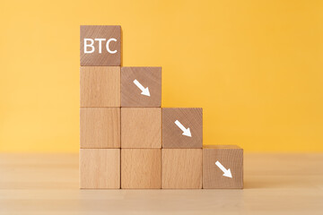 「BTC」と矢印マークが書かれた積み木
