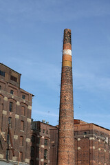 Stara fabryka wybudowana z czerwonej cegły.  - obrazy, fototapety, plakaty