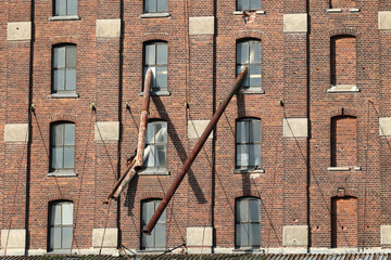 Stara fabryka wybudowana z czerwonej cegły. 