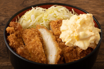 チキンカツ丼　(タルタルソース)