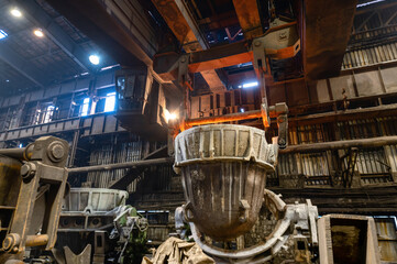 Special metallurgical ladles. Bucket transportation by overhead crane