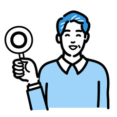 マルの札を持って笑顔の中年男性
