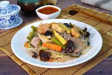 Stir fried vegetarian sukiyaki in Japanese bowl.Stir fried sukiyaki adapts from the hot pot sukiyaki. Suki Hang is a popular Thai street food.