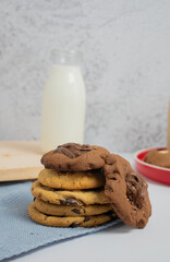 Columna de galletas de chocolate y chispas fondo vaso de leche