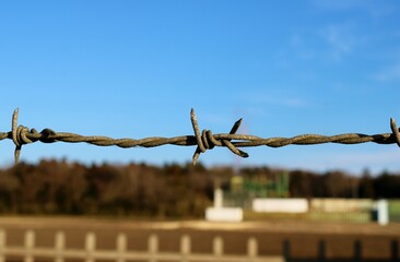 高架下の有刺鉄線　危険　イメージ