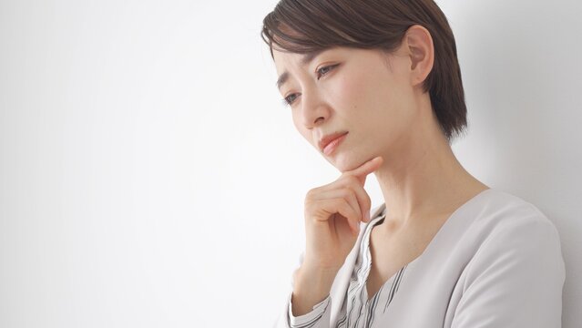 悩む日本人女性