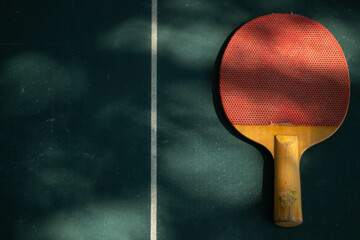 raqueta de ping pong en su mesa 