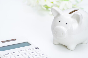 豚の貯金箱と電卓