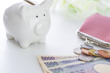 豚の貯金箱と財布