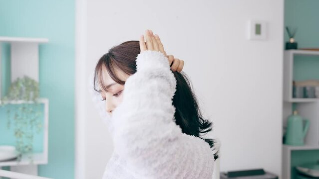 髪をまとめる女性
