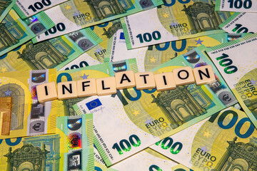 Symbolbild Inflation: Buchstaben auf Euroscheinen zeigen das Wort Inflation an
