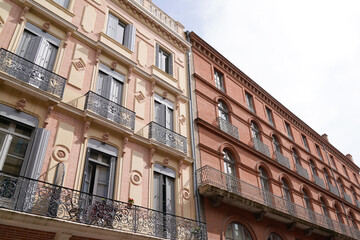 Fototapeta na wymiar building pink facade street with old buildings in Toulouse
