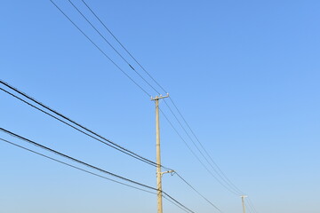 電線と電柱と青空