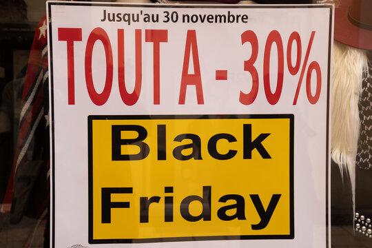 affiche sur une vitrine de magasin annon&ccedil;ant des remises pour le black Friday