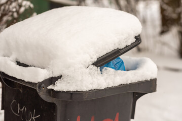 Winter garbage bin covered by snow. Environmental object. - 482780834