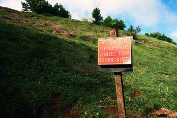 Panneau d'avertissement en montagne
