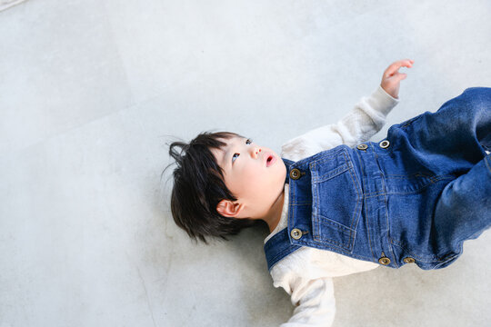 イヤイヤ期かな？ご機嫌ななめな幼児の俯瞰写真