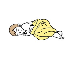 毛布をかぶってお昼寝する男の子