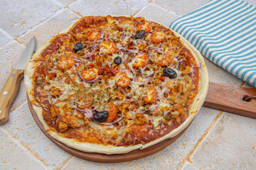 pizza with chicken, cheese and vegetable