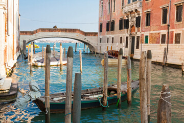Fototapeta na wymiar VENICE, ITALY - FEBRAURY 2020: Bridge and boat on canal in Venice.