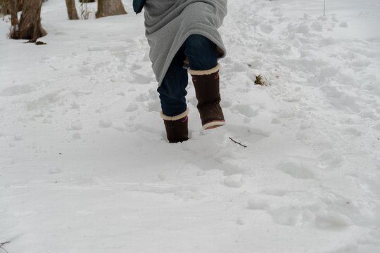 雪の中を歩く