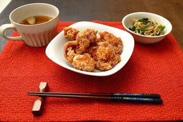 唐揚げと味噌汁とナムル
