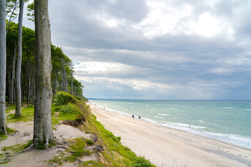 Ostsee Küste bei Warnemünde mit bedecktem Himmel