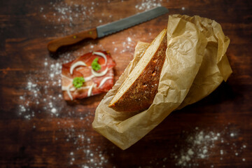 frischer Brotlaib auf einem Tisch