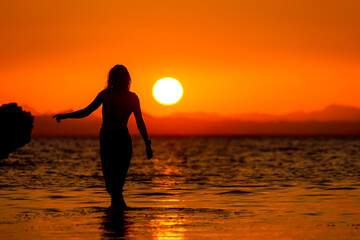 Fototapeta na wymiar Girl at sunset