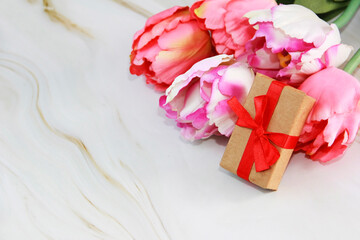 Obraz na płótnie Canvas pink tulips and gift box