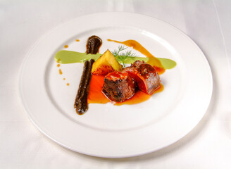 Lomo de ciervo asado con crema de aceitunas negras.