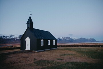 Fototapeta premium Iglesia negra en Islandia al atardecer